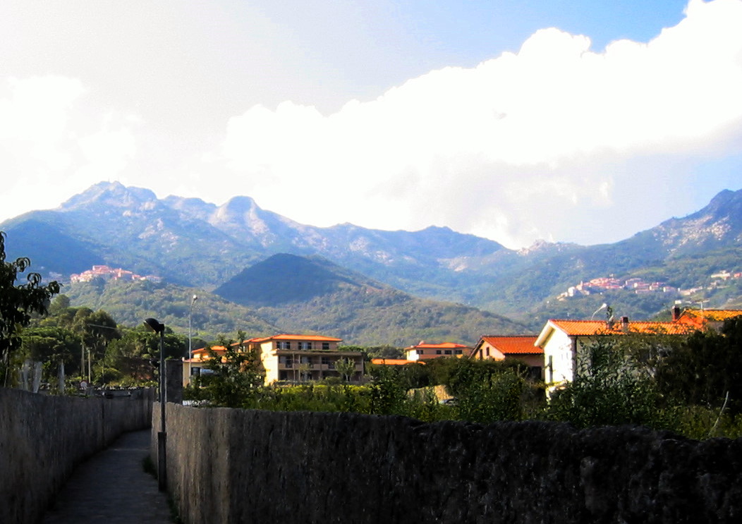 Die Ziele der Wanderung im Hintergrund: Links Poggio, rechts Marciana Alta