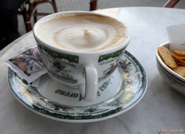 So muss ein Cappuccino aussehen! aber um ehrlich zu sein: Nicht auf Elba fotografiert, sondern in Neapel, im wunderbaren Gambrinus.