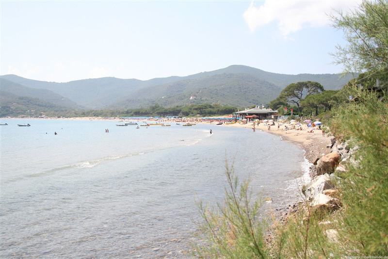 Strand von Lacona auf Elba mit Blick auf die Bucht