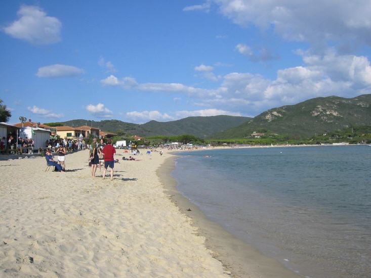 Strand von Marina di Campo auf Elba mit Blick auf die Bucht