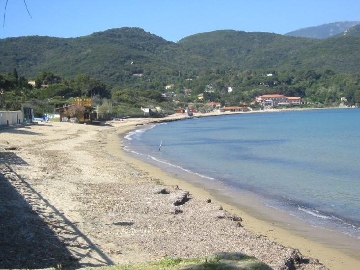 Strand von Procchio auf Elba mit Blick auf die Bucht